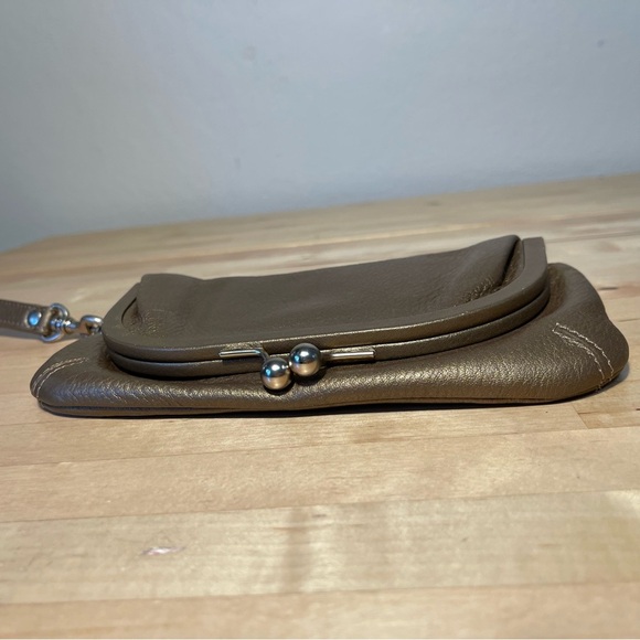 HOBO copper color leather fold in wristlet with kiss lock main closure - Picture 6 of 12